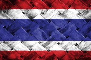 thailand-flaggenschirm auf weidenholzhintergrund foto