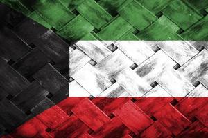 Kuwait-Flaggenschirm auf Weidenholzhintergrund foto