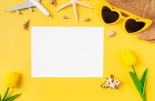 Draufsicht auf leeres Papier für Werbeschilder mit Seesternen und Strandzubehör auf gelbem Hintergrund. Sommerzeit-Konzept. foto