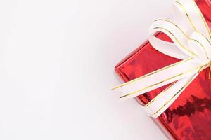rote Geschenkbox auf weißem Hintergrund foto