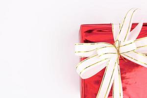 rote Geschenkbox auf weißem Hintergrund foto