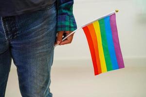 asiatische frau mit regenbogenfahne, lgbt-symbolrechte und geschlechtergleichstellung, lgbt-stolzmonat im juni, lgbtq, lgbti, lgbtqa, lgbtqia foto