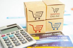 Online-Shopping, Warenkorbbox mit Kreditkarte, Import-Export, Finanzhandel. foto