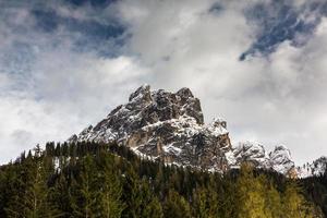 schöne Berglandschaft in den Alpen foto