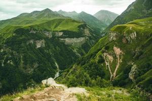 eine schöne landschaftsfotografie mit kaukasus in georgien. foto