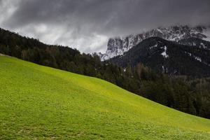 schöne Berglandschaft in den Alpen foto