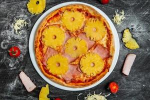 Pizzastücke mit verschiedenen Belägen auf Holzhintergrund. köstliche frische pizza auf weißem hintergrund. foto