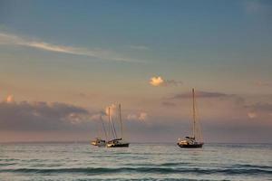 schöner strand mit sehr sauberem und azurblauem wasser am mittelmeer auf der insel ibiza, spanien foto