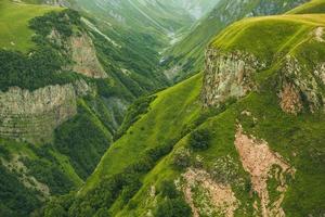 eine schöne landschaftsfotografie mit kaukasus in georgien. foto