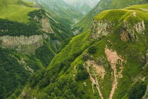 eine schöne landschaftsfotografie mit kaukasus in georgien. foto