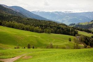 schöne Berglandschaft in den Alpen foto