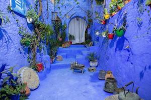 Blaue Straße und Häuser in Chefchaouen, Marokko. schöne farbige mittelalterliche straße in sanfter blauer farbe. foto