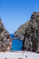 schöner strand mit sehr sauberem und azurblauem wasser am mittelmeer auf der insel ibiza, spanien foto