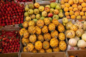 frisches obst und gemüse auf dem lokalen markt in lima, peru. Marktgemüse, das von lokalen Bauern verkauft wird. foto