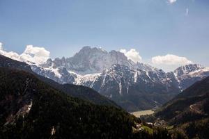 schöne Berglandschaft in den Alpen foto