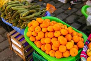 frisches obst und gemüse auf dem lokalen markt in lima, peru. Marktgemüse, das von lokalen Bauern verkauft wird. foto