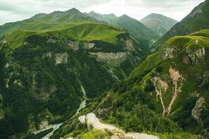 eine schöne landschaftsfotografie mit kaukasus in georgien. foto