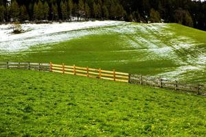 schöne Berglandschaft in den Alpen foto