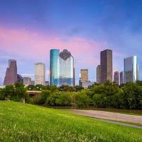 Skyline von Houston Texas bei Sonnenuntergang Dämmerung vom Park Rasen foto