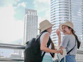 paar rucksacktouristen mit koffer lächeln in glücklichen momenten in bangkok city outdoor, inspirierendes reisekonzept. foto