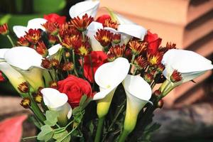 weiße Callalilie, Chrysantheme und Rose foto