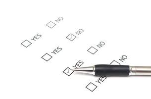 Markieren Sie Ja mit einem Stift auf dem Dokument des Umfragepapiers foto