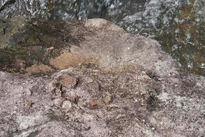 Windsteinhintergrund. Erosion schafft ein schönes Muster neben dem Fluss. foto