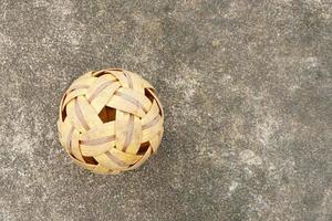 Sepak-Takraw-Ball auf dem Boden foto