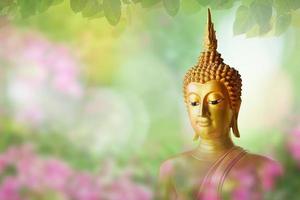 magha asha visakha bucha tag, goldenes buddha-bild. weiches Bild und weicher Fokusstil