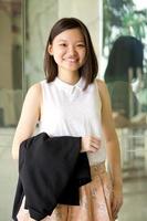 lächelndes Porträt der jungen weiblichen asiatischen Geschäftsführerin foto