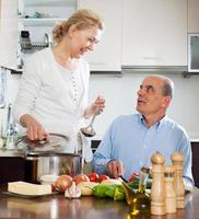 liebevolle ältere ältere und reife Frau, die zusammen kochen foto