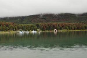 Maligne Lake - bewölkter Tag foto