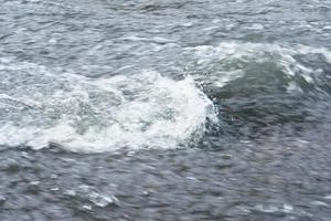 Wasser fließt in der Regenzeit in einem Bach. foto