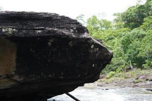 Der Steinhintergrund wurde vom Wind abgetragen, wodurch ein schönes Muster entstand. Marmorhintergrund mit Textdekoration foto