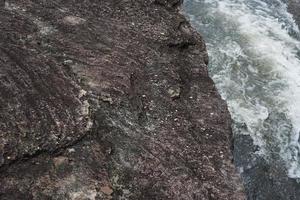 Windsteinhintergrund. Erosion schafft ein schönes Muster neben dem Fluss. foto