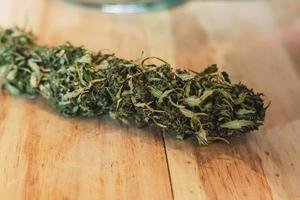close up cannabis trocken auf tischhintergrund foto