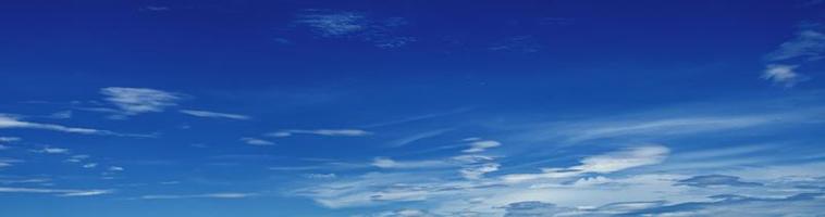 blauer Himmel mit weißer Wolke foto