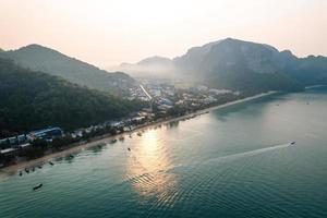 Bay Strand und Meer am Morgen in den Tropen foto