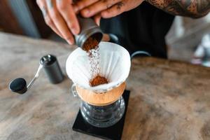 Kaffee tropfen, heißes Wasser in den Wasserkocher in den Kaffee gießen, Kaffee brühen foto