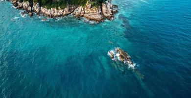 Blaues Meer und Felsen auf der Insel bilden sich oben foto