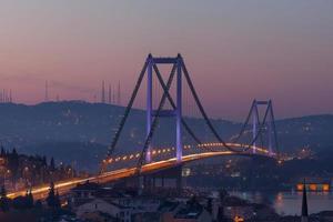 Bosporusbrücke und Verkehr am Morgen foto
