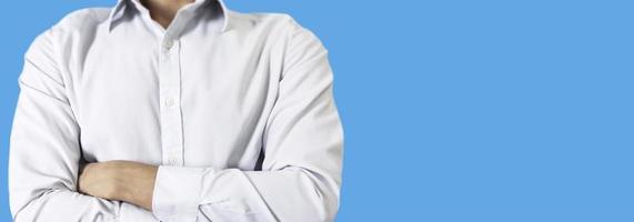 Geschäftsmann in weißer Arbeitskleidung auf blauem Hintergrund, der sich bei der Arbeit selbstbewusst umarmt foto
