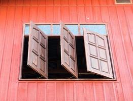 Holzfenster wird vom Landhaus geöffnet. foto