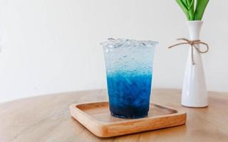 blaues getränk hawaiianisches eisgetränk auf dem tisch foto