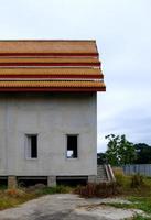 Seitenansicht der unfertigen thailändischen Kirche im Bau. foto