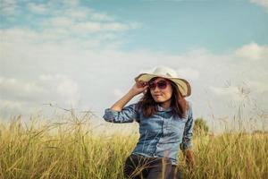 trauriges junges mädchen, das allein auf einem gras im freien sitzt, traurigkeit. Einsamkeit foto