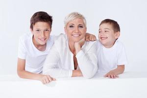 Familienporträt, Mutter mit Söhnen. foto