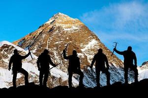 Mount Everest und Silhouette der Kletterer foto