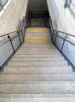 die moderne Treppe mit den Braille-Blockfliesen des U-Bahn-Skytrains. foto