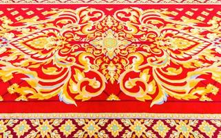 luxuriöser roter teppich mit blumenmuster. foto